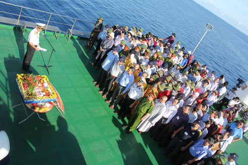 Lễ tưởng niệm 64 chiến sỹ Hải quân hy sinh năm 1988 trên đảo Gạc Ma.